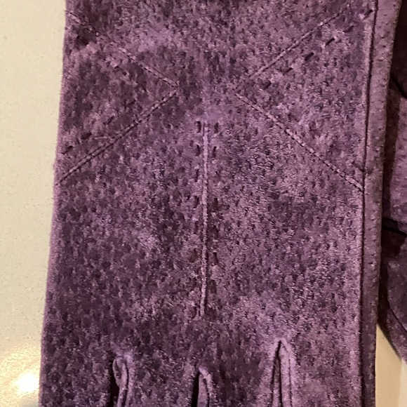 Women’s one size (small to medium) Bijou Terner Elegant Purple Suede Gloves - Picture 9 of 9